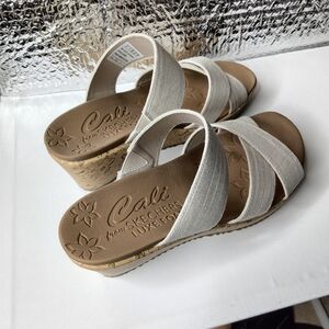 Cali from Skechers platform Sandals/ Luxe foam. Color: beige.